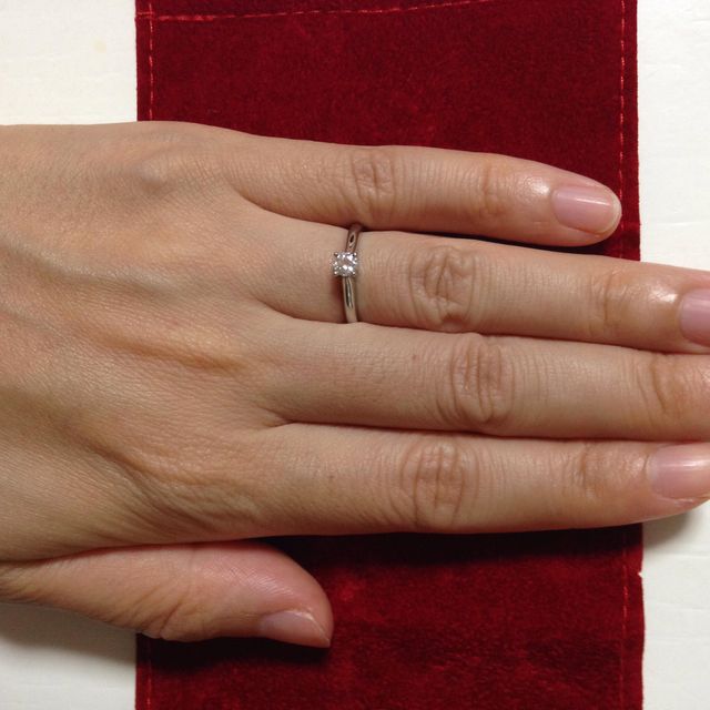 【カルティエ(Cartier)の口コミ】 一見、デザインはシンプルながらも、爪が高めのデザインで石の存在感を際…