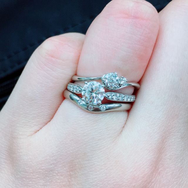 【ティファニー(Tiffany & Co.)の口コミ】 サイドにダイヤモンドが付いているものと、ついておらず真ん中のダイヤモ…