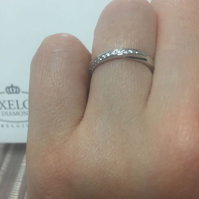 【エクセルコダイヤモンド(EXELCO DIAMOND)の口コミ】 まず、ペア感を大事にしたかった。その中でも、この指輪は、新婦の指輪が…