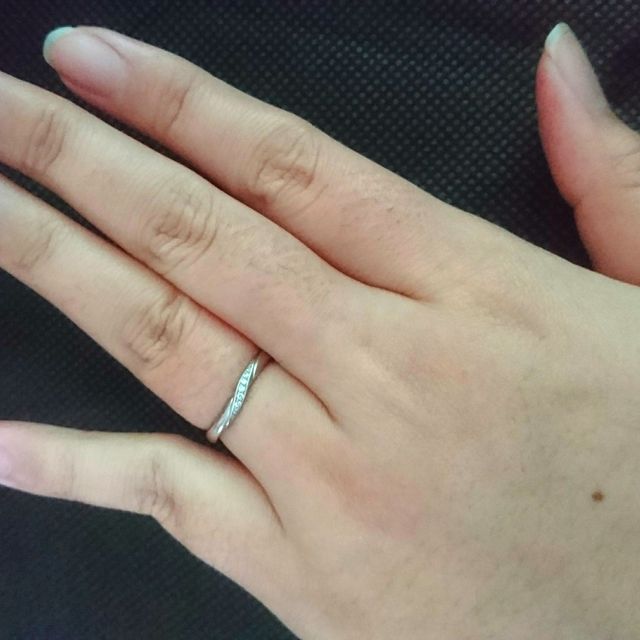 【4℃ BRIDAL(ヨンドシーブライダル)の口コミ】 その時期限定デザインだったことと、指が細く長く見えるタイプだったこと…