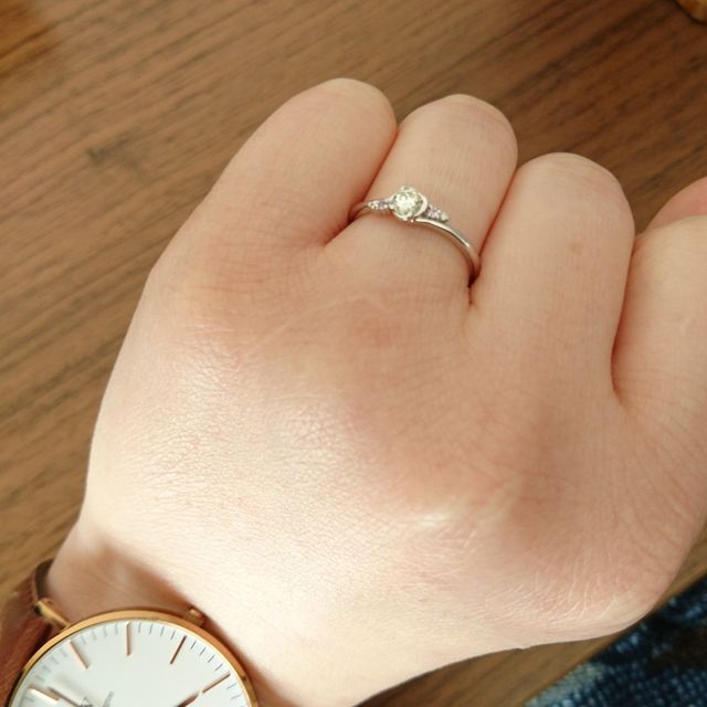 【SANJI(サンジ)の口コミ】 私は金属アレルギーなので
K18WGの素材の指輪にしました。
石はダイヤモン…