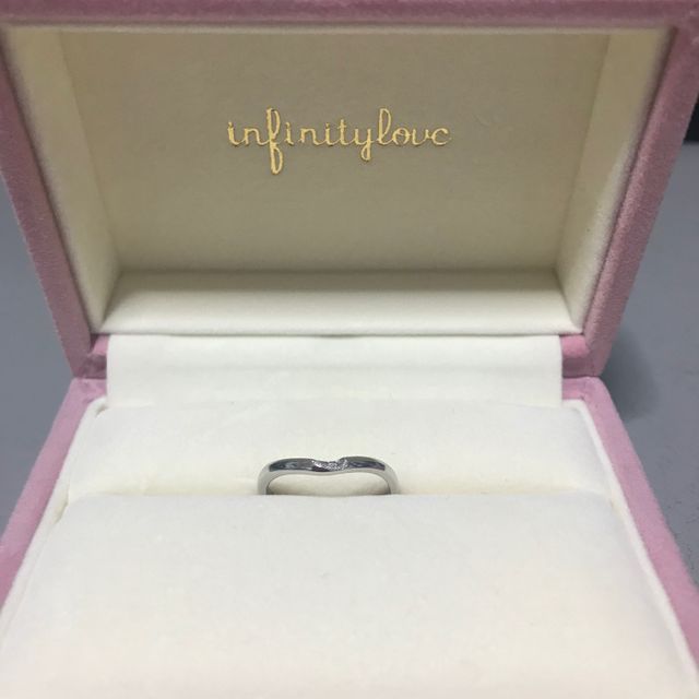 【infinitylove(インフィニティラヴ)の口コミ】 シンプルなデザインを探していました。その中でも流れるような曲線と目立…