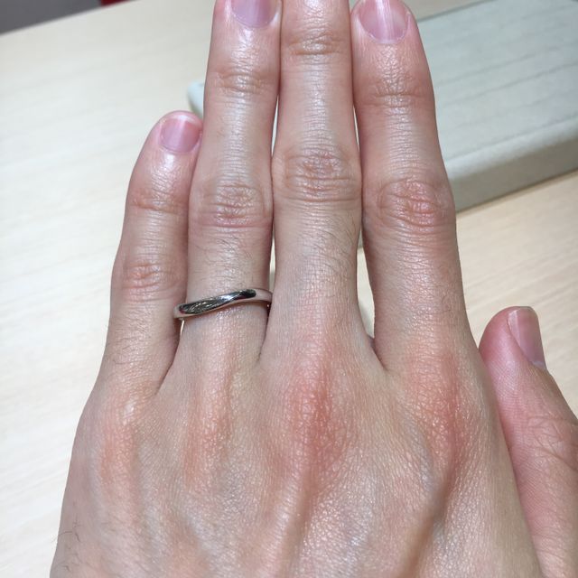 【TRECENTI(トレセンテ)の口コミ】 男性用の指輪ですが、普通の真っ直ぐなデザインではなくウェーブがかかっ…
