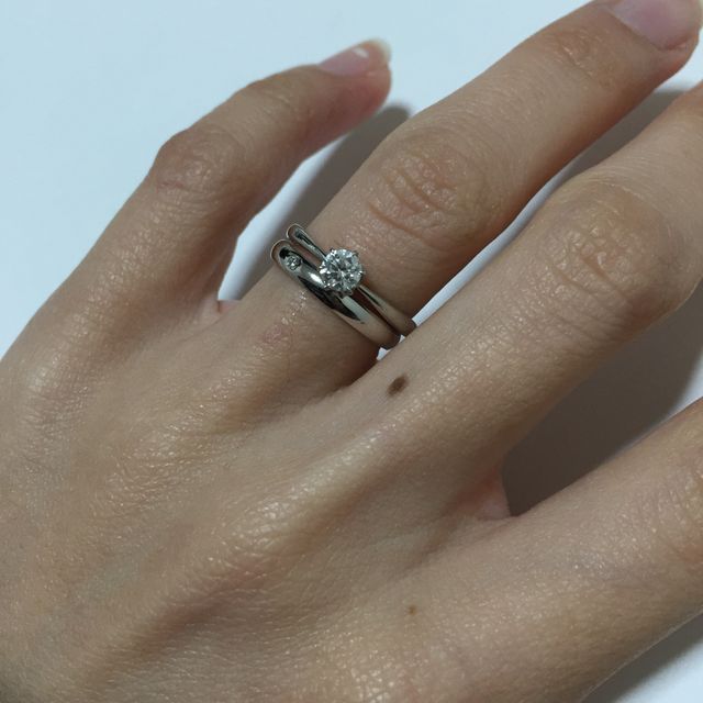 【insembre(インセンブレ)の口コミ】 デザインもシンプルで、つけ心地もよく、婚約指輪との重ね付けにも向いて…