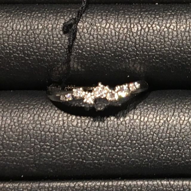 【エクセルコダイヤモンド(EXELCO DIAMOND)の口コミ】 大きなダイヤモンドが5つ星座のように並んでいます。爪止めの仕方も綺麗で…