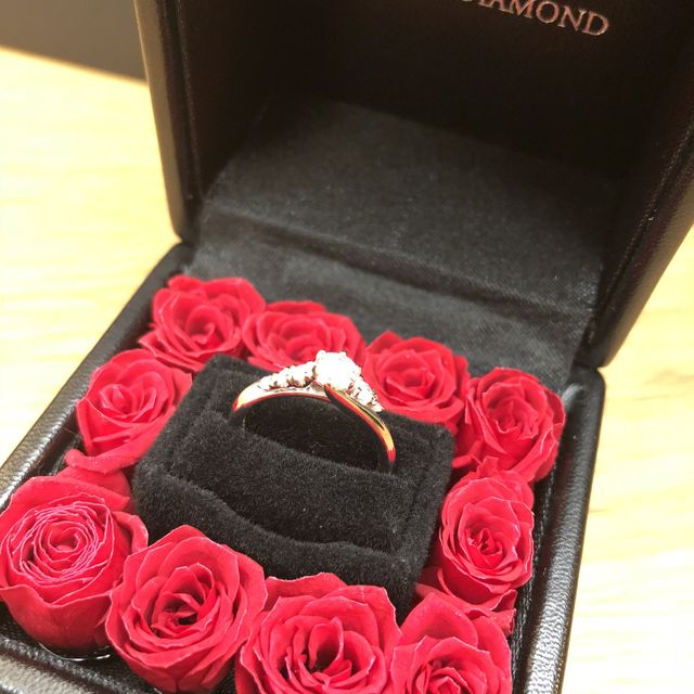 【エクセルコダイヤモンド(EXELCO DIAMOND)の口コミ】 センターダイヤの横に左右非対称にメレダイヤが配置されているところが他…