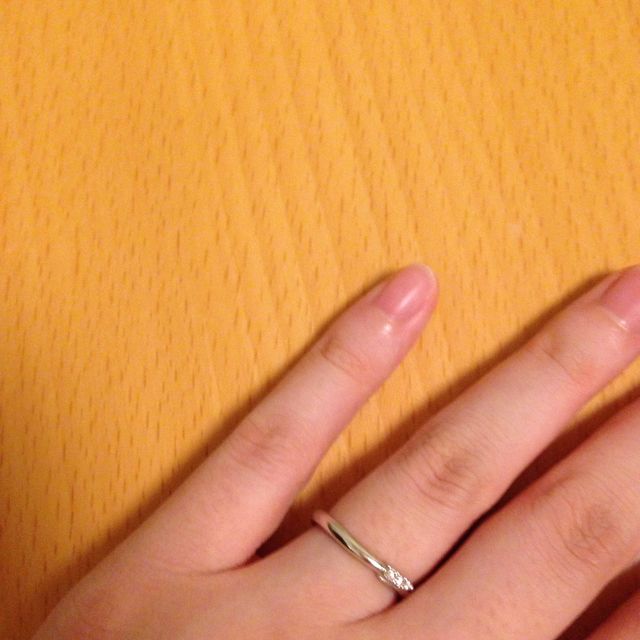 【ラザール ダイヤモンド(LAZARE DIAMOND)の口コミ】 指が綺麗に見えてすっきりとしています。シンプルさの中にも小さめのダイ…