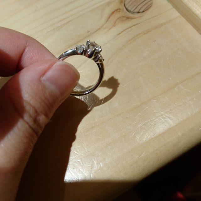 【IZURUの口コミ】 サイドのダイヤも大きく、３石なので華やかです。同ブランドのジュピター…