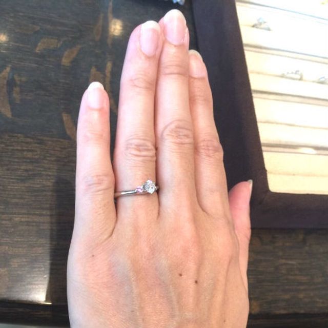 【ケイウノ ブライダル(K.UNO BRIDAL)の口コミ】 デザイン的には他のものの方が良かったのですが、この指輪の形状が一番指…