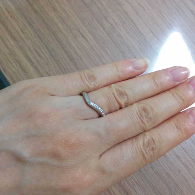 【TASAKI(タサキ)の口コミ】 V字のデザインになっているので指が長く見える。
半分あしらわれたダイヤ…
