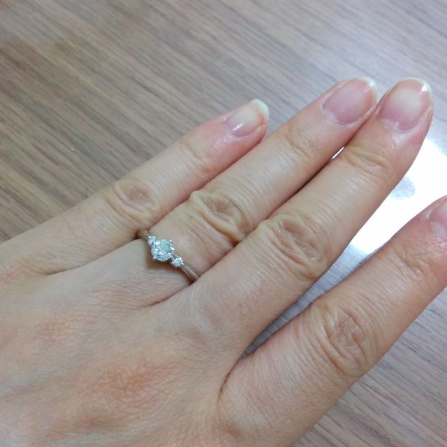 【TASAKI(タサキ)の口コミ】 V字のデザインになっているので指が長く見える。
半分あしらわれたダイヤ…