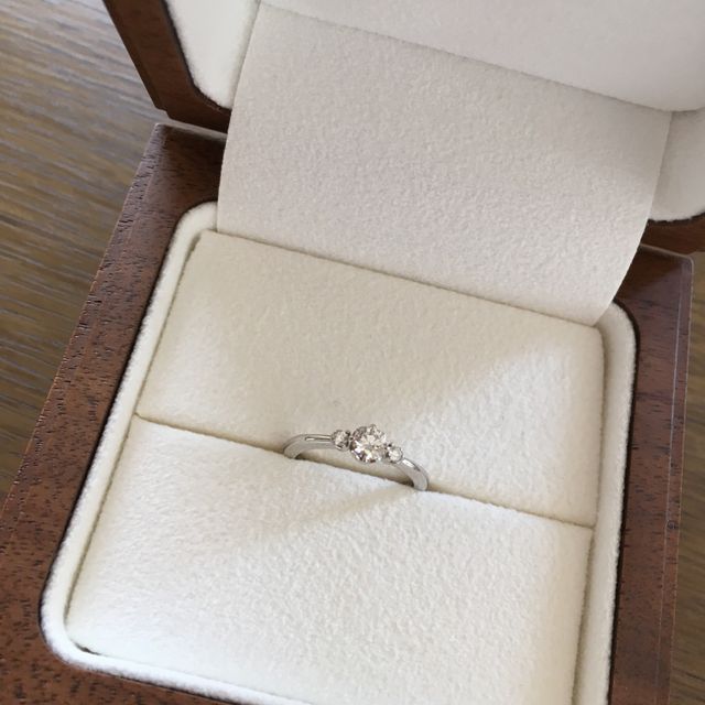 【Ponte Vecchio(ポンテヴェキオ)の口コミ】 結婚指輪と重ねづけできるデザインの指輪を探していました。購入した花か…