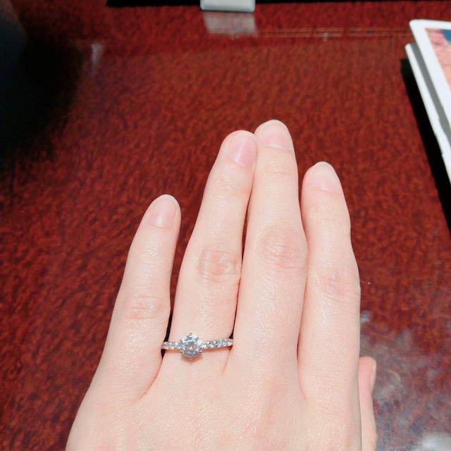 【JEWELRY  KAMATA(ジュエリーかまた)の口コミ】 横から見たリングのデザインと全体的に華やかな印象のものにしたくて選び…