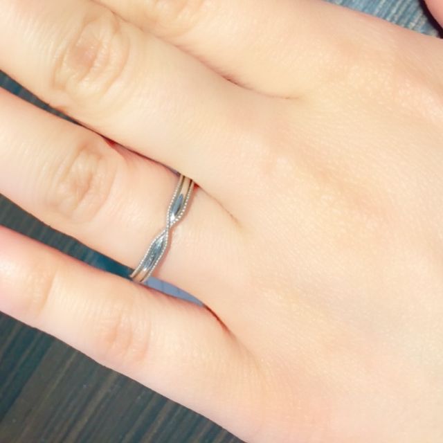 【JEWELRY  KAMATA(ジュエリーかまた)の口コミ】 中央がキュッとなっており、おリボンにも見えるキュートで女性らしいデザ…