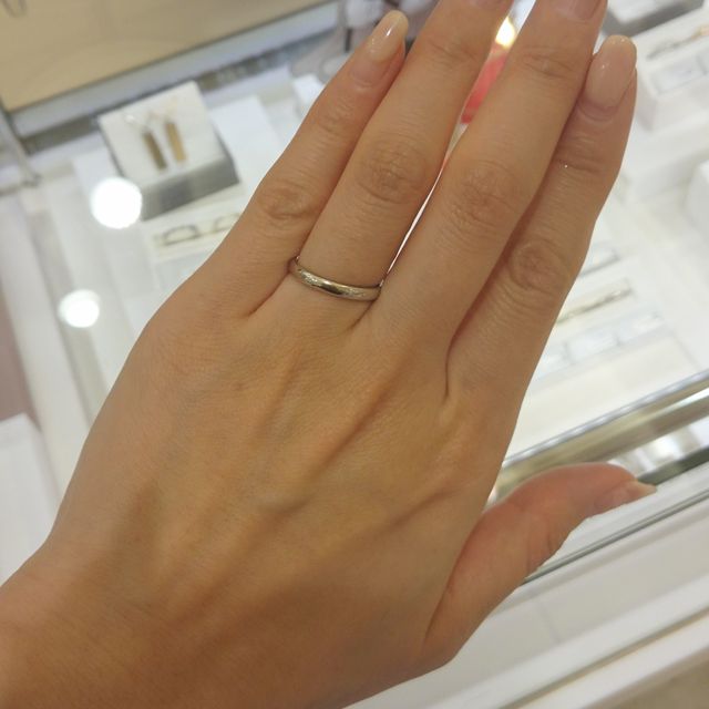 【BLOOM(ブルーム)の口コミ】 シンプルで2.5ミリ幅のプラチナリングを探していました。ブランド代で案外…