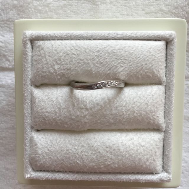 【LUCIE(ルシエ)の口コミ】 斜めにラインが入っている指輪を探していて、ダイヤのきらめきも自分の好…