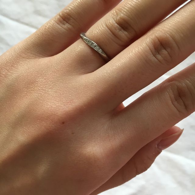 【LUCIE(ルシエ)の口コミ】 斜めにラインが入っている指輪を探していて、ダイヤのきらめきも自分の好…