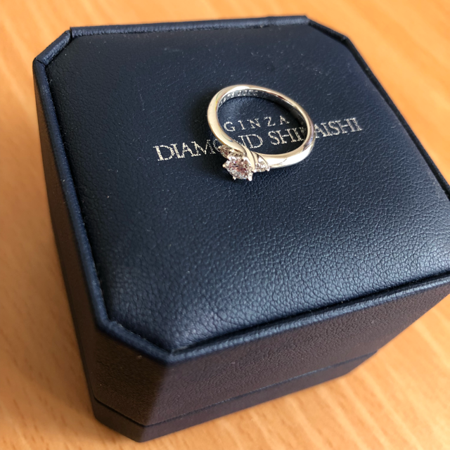 【銀座ダイヤモンドシライシの口コミ】 立て爪ではなく、両手ですくいあげている様なデザインに一目惚れしました…