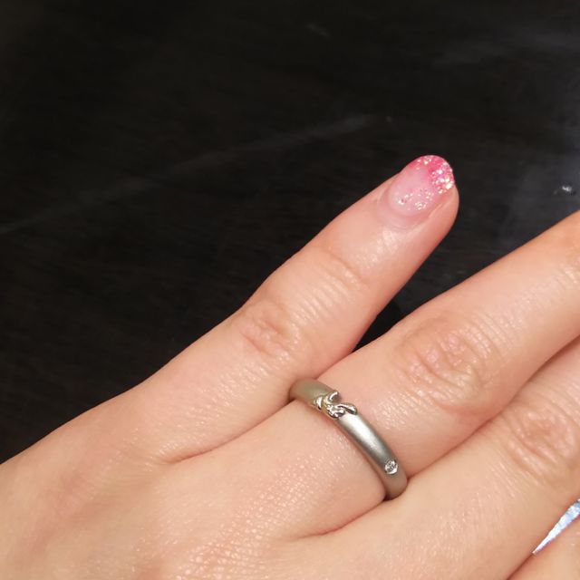 【ケイウノ ブライダル(K.UNO BRIDAL)の口コミ】 ミッキーとミニーの手が浮き出ているリングです
こちらのリングは購入して…