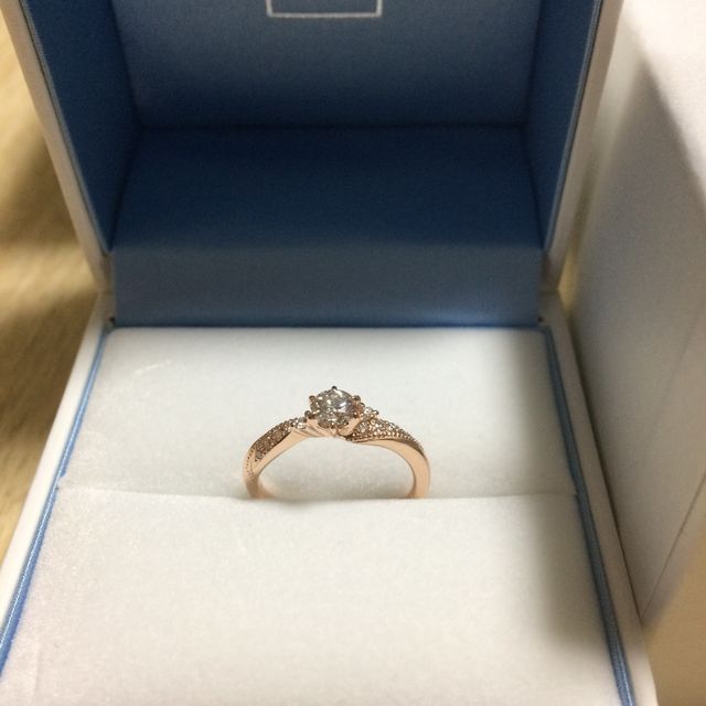 【GALA JEWELRY(ガラジュエリー)の口コミ】 ひねりがある指輪が良かったため、この指輪にしました。
また、フレームは…