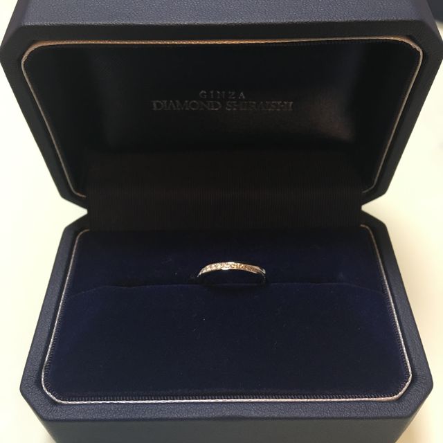 【銀座ダイヤモンドシライシの口コミ】 指が小さいので細めのリングを探していました。指に綺麗に収まり、程よく…