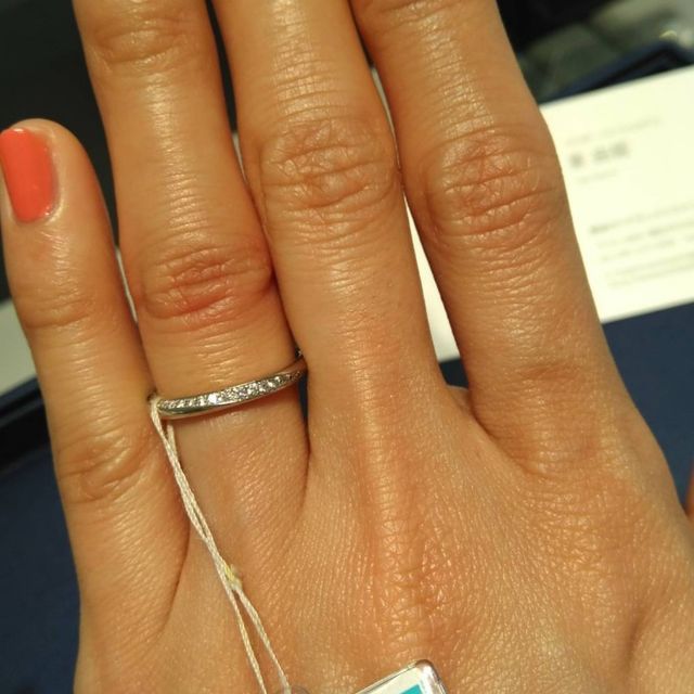 【銀座ダイヤモンドシライシの口コミ】 シンプルでありながらメレダイヤがしっかりと輝くように配置されていてス…