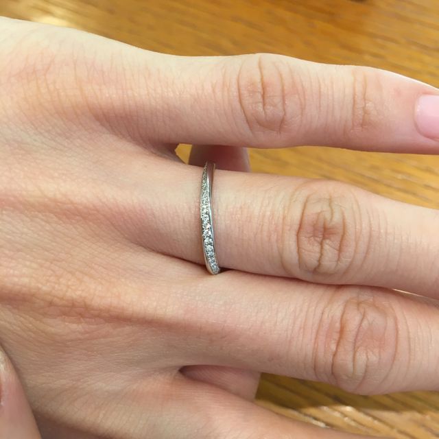 【アネリディギンザ(ANELLI DI GINZA)の口コミ】 メレダイヤが流れるように配置されてるデザインで、どの方向から見てもキ…