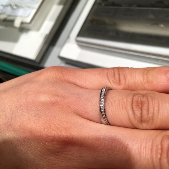 【アイプリモ(I-PRIMO)の口コミ】 レール留めのハーフエタニティリングです。レール留めながらダイヤの粒が…