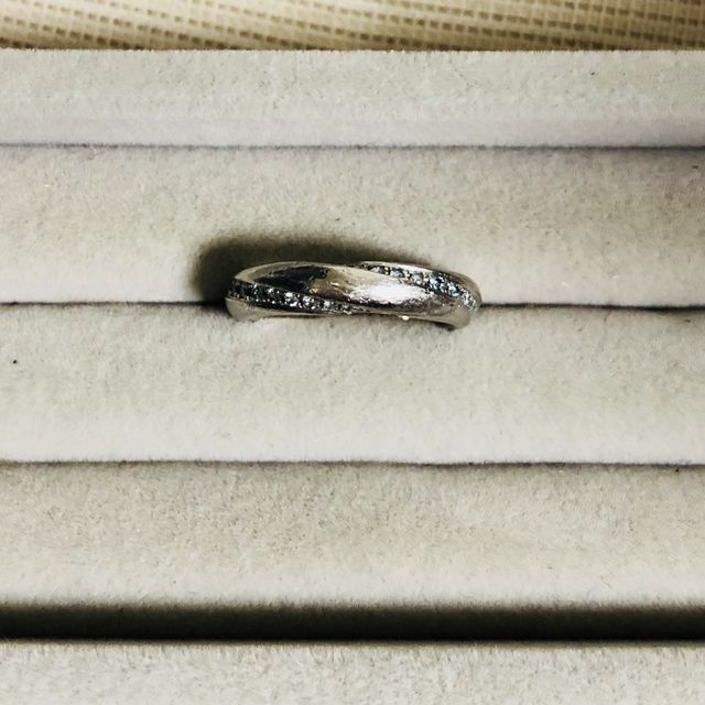 【Ponte Vecchio(ポンテヴェキオ)の口コミ】 男性も同じデザインでブラックダイヤが螺旋状に1周付いています。夫の職業…