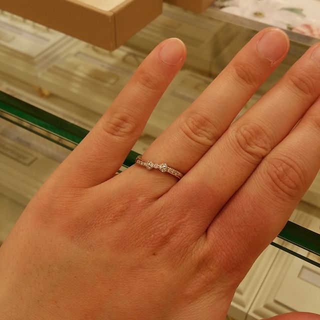 【Mariage ent(マリアージュエント)の口コミ】 リボンという名のリングで、細めのリングでしたが、リボンの形がしっかり…