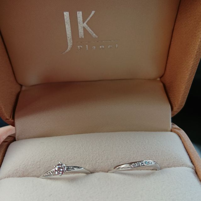 【1122 iifuufu bridal(いい夫婦ブライダル)の口コミ】 ウェーブしているデザインが良くて、値段も出来るだけ抑えたいなーと思っ…