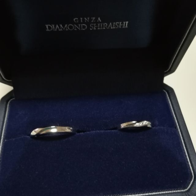 【銀座ダイヤモンドシライシの口コミ】 婚約指輪と同じブランドで探していました。予算に見合ったものでデザイン…