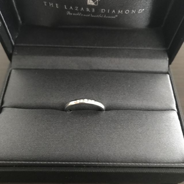 【ラザール ダイヤモンド(LAZARE DIAMOND)の口コミ】 ダイヤの輝きが本当にきれいでした。
店員さんも親切でいろいろな指輪を見…