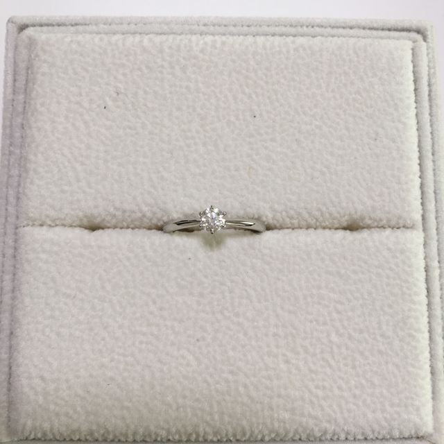 【AFFLUX(アフラックス)の口コミ】 シンプルなものが良く、先に結婚指輪を決めたので、結婚指輪にも合う物を…