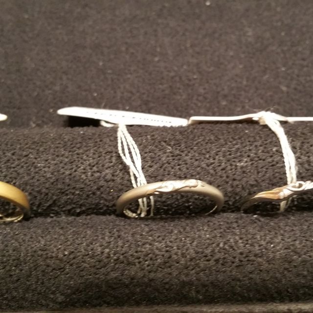 【ケイウノ ブライダル(K.UNO BRIDAL)の口コミ】 レディースとメンズでデザインは同じなのに、レディースは透かしのように…