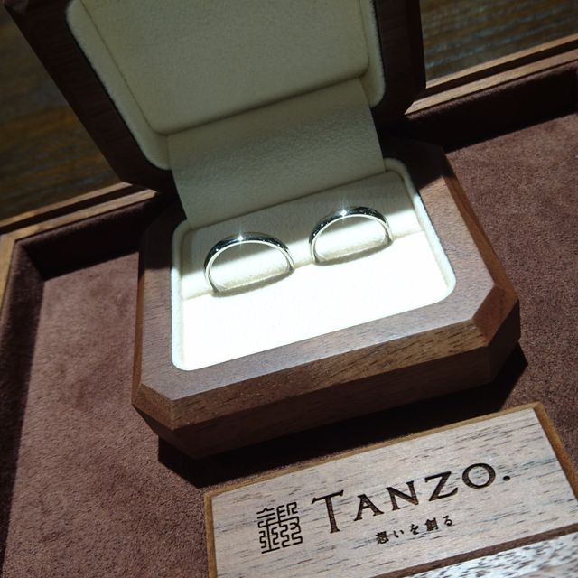 【TANZO.(鍛造指輪)の口コミ】 鍛造を勉強していた旦那さんが最初からとっても気に入っていました。
外側…