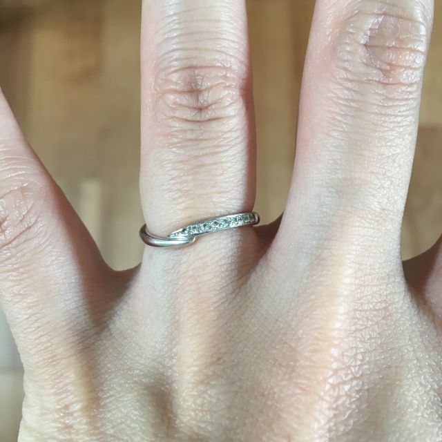 【宝寿堂(ほうじゅどう)の口コミ】 婚約指輪と一緒に付けられるものを探していて、同じウェーブ型の指輪を選…