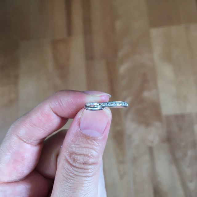 【宝寿堂(ほうじゅどう)の口コミ】 婚約指輪と一緒に付けられるものを探していて、同じウェーブ型の指輪を選…