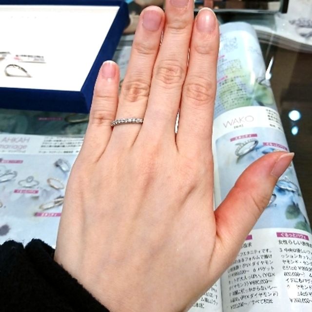 【ヴァンドーム青山(VENDOME AOYAMA)の口コミ】 ミル打ちが素敵なハーフエタニティタイプの結婚指輪でした。
シンプルなハ…