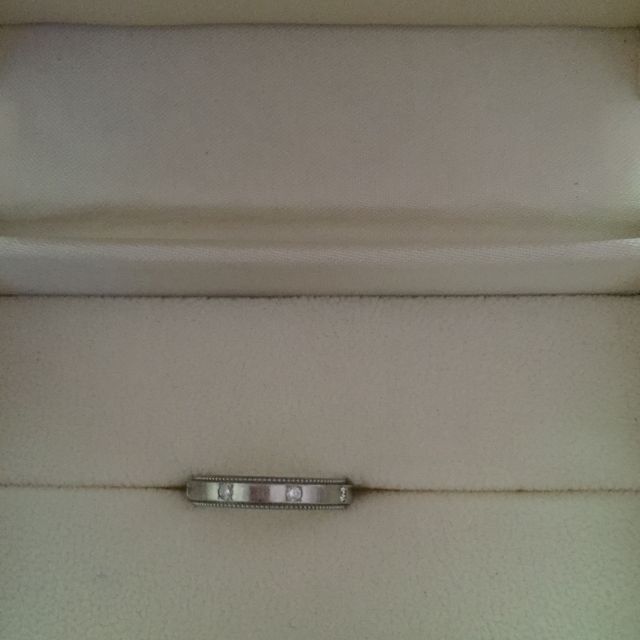 【MAHARAJA DIAMOND(マハラジャダイヤモンド)の口コミ】 蓮の花のイメージというものと、等間隔に置かれているダイヤがよかった。
…