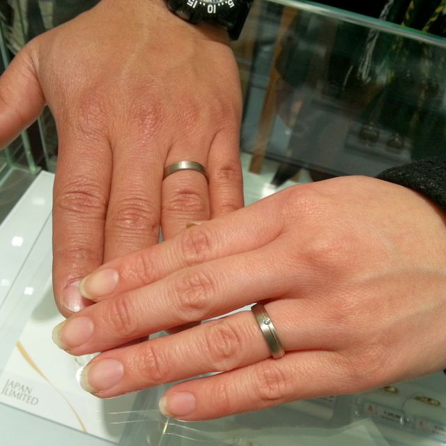 【CHRISTIAN BAUER(クリスチャンバウアー)の口コミ】 選ぶ基準にしたことは
*太めのリング
お互いキレイな指ではないので（笑）…