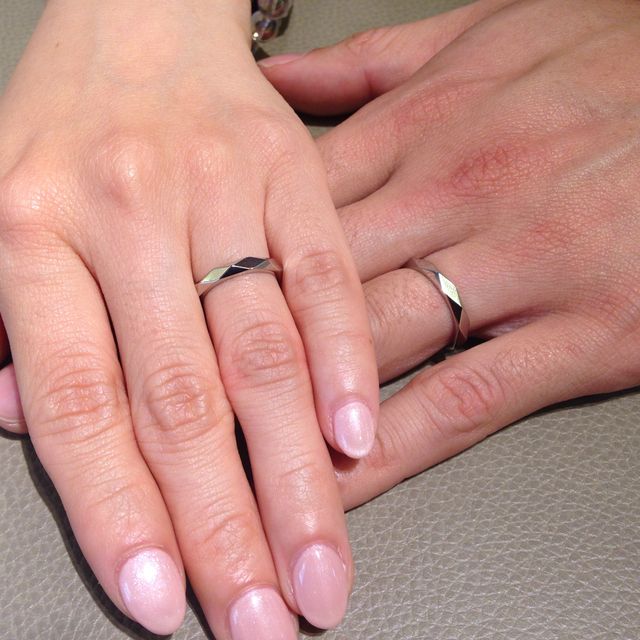 【ブシュロン(BOUCHERON)の口コミ】 シンプルなデザインながら存在感がすごくあり、ダイヤなしでもキラキラ輝…