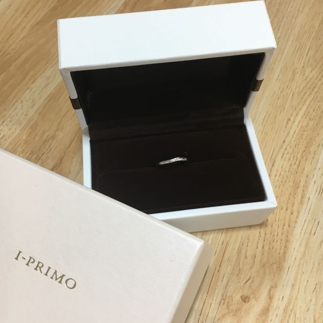 【アイプリモ(I-PRIMO)の口コミ】 少しカーブしているデザインの為、他の試着した指輪より指が長く綺麗に見…