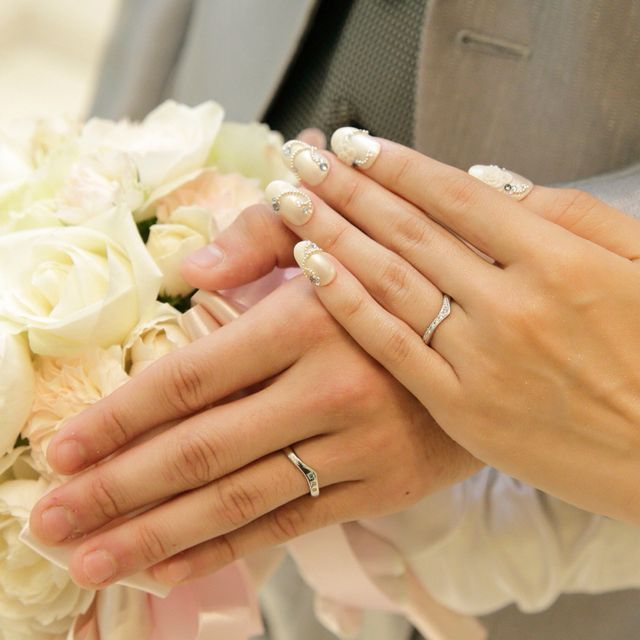 【JEWELRY  KAMATA(ジュエリーかまた)の口コミ】 V字ラインの指輪を選び、ダイヤなどの石は自分たちで好きな色、数、デザイ…