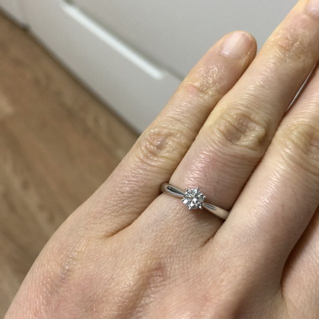 【TASAKI(タサキ)の口コミ】 もともと伝統的なエンゲージリングのデザインである立て爪6本のものを探し…
