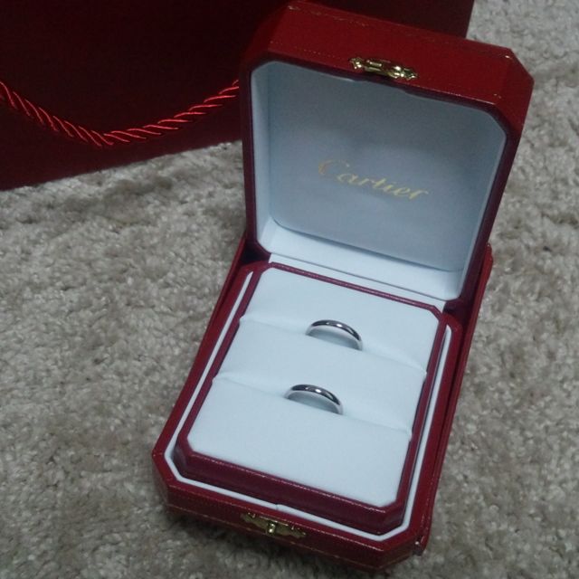 【カルティエ(Cartier)の口コミ】 夫がプラチナ素材のシンプルなデザインの指輪が良いということで、丸すぎ…
