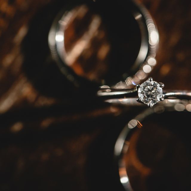 【エクセルコダイヤモンド(EXELCO DIAMOND)の口コミ】 以前同ブランドの結婚指輪を購入しており、そのデザインに合う1番シンプル…