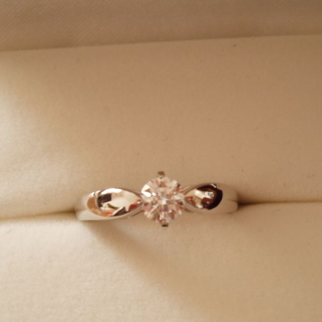 【カオキ　ダイヤモンド専門卸直営店の口コミ】 シンプルで飽きがこないものを探していたのですが、少し珍しいデザインも…