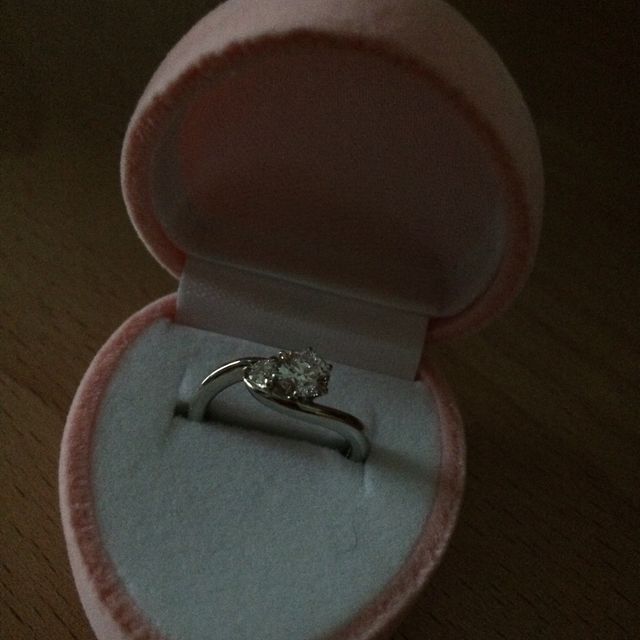 【voulez vous(ヴーレ・ヴー)の口コミ】 ウェーブの形と、この価格で大小２つのダイヤを楽しめるところがよくて、…