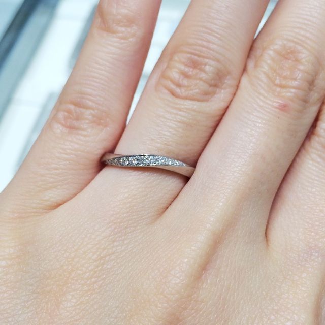 【アイプリモ(I-PRIMO)の口コミ】 なだらかなウェーブのデザインが優雅な指輪です。指が細く見え、上品な手…